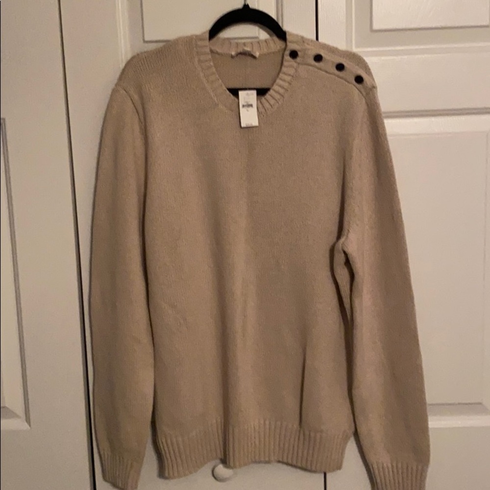NWT Gap Crewneck Swearer with buttons on shoulder